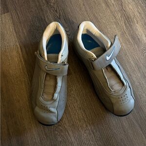 Nike Kids Beige Sneakers with Blue Accents